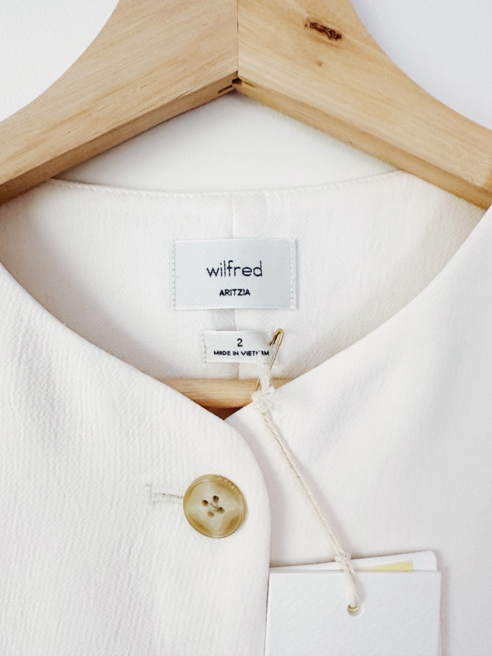 Aritzia Wilfred Regal Vest Japanese Crepette™ Slim-fit Light Birch - Picture 6 of 7